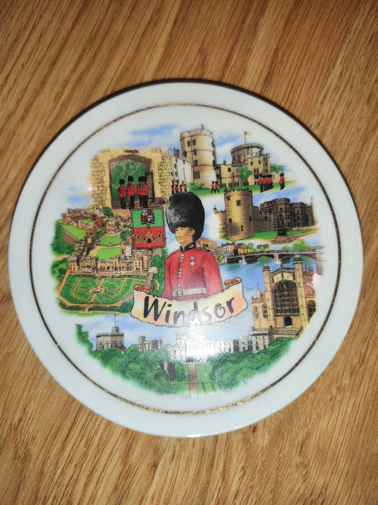 Vintage Windsor Castle Souvenir Decorative Mini Wall Plate – Royal Guard & British Heritage