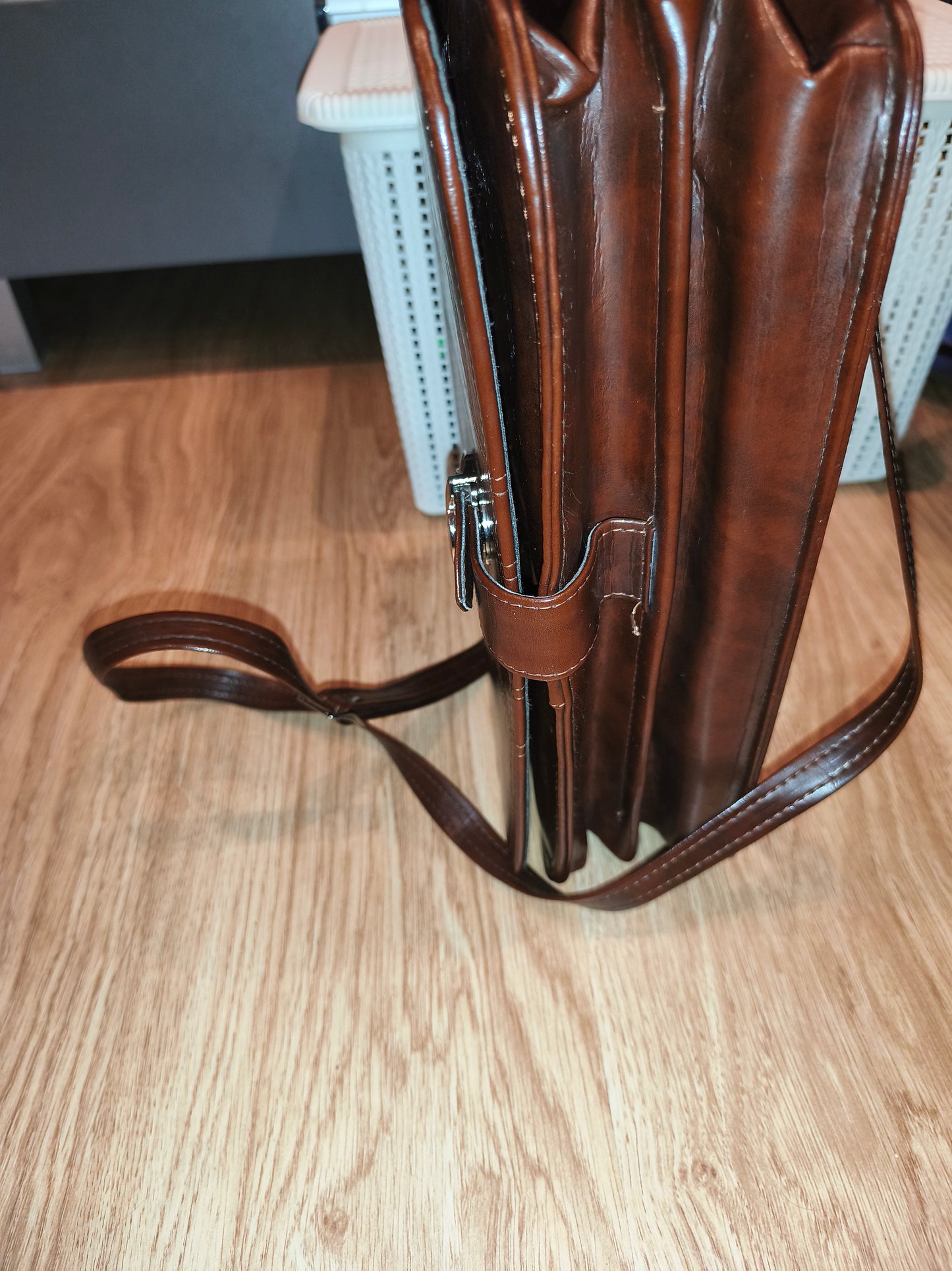 Vintage Style Brown Faux Leather Messenger Bag / Business Briefcase with Multiple Compartments