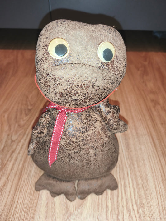 Rustic Distressed Leather-Look Frog Decorative Ornament – Vintage Style Folk Art Figure