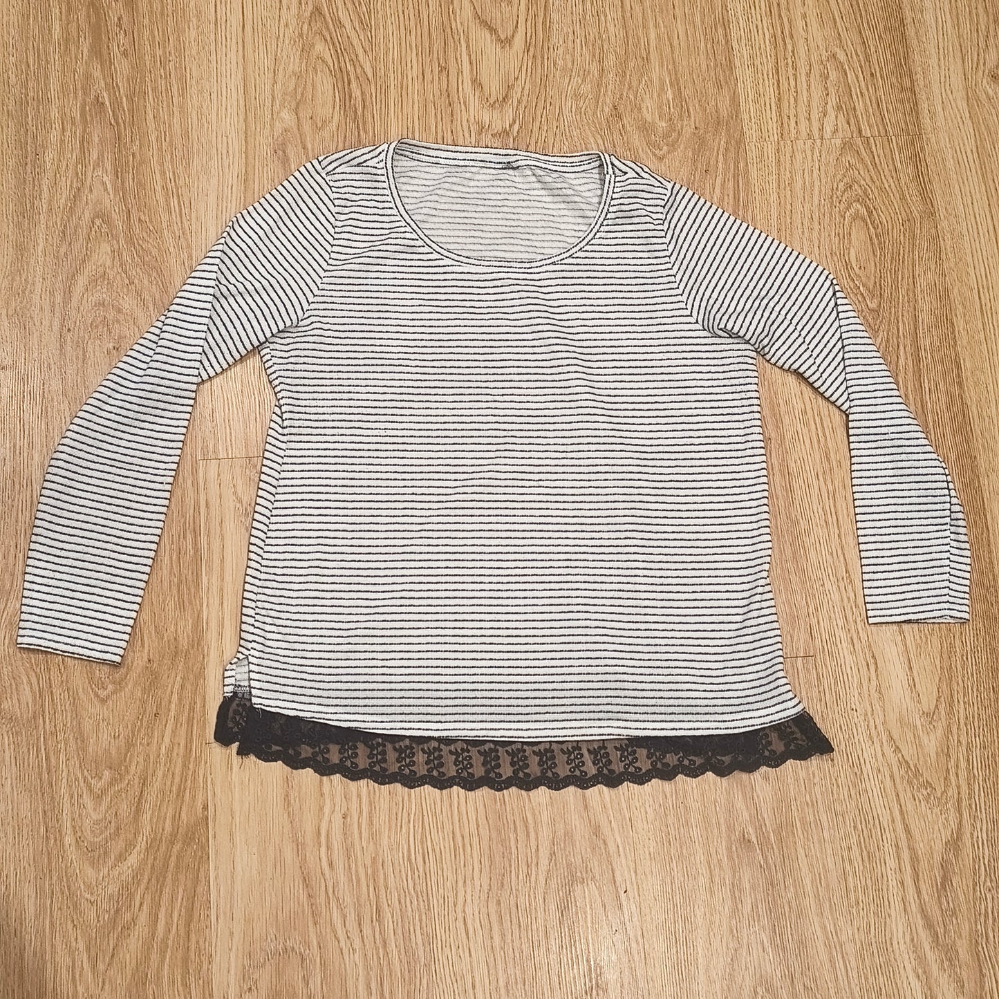 Womens Striped Long Sleeve Knit Top Size M White Black Lace Trim Hem Shirt