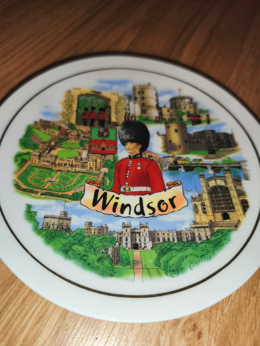 Vintage Windsor Castle Souvenir Decorative Mini Wall Plate – Royal Guard & British Heritage