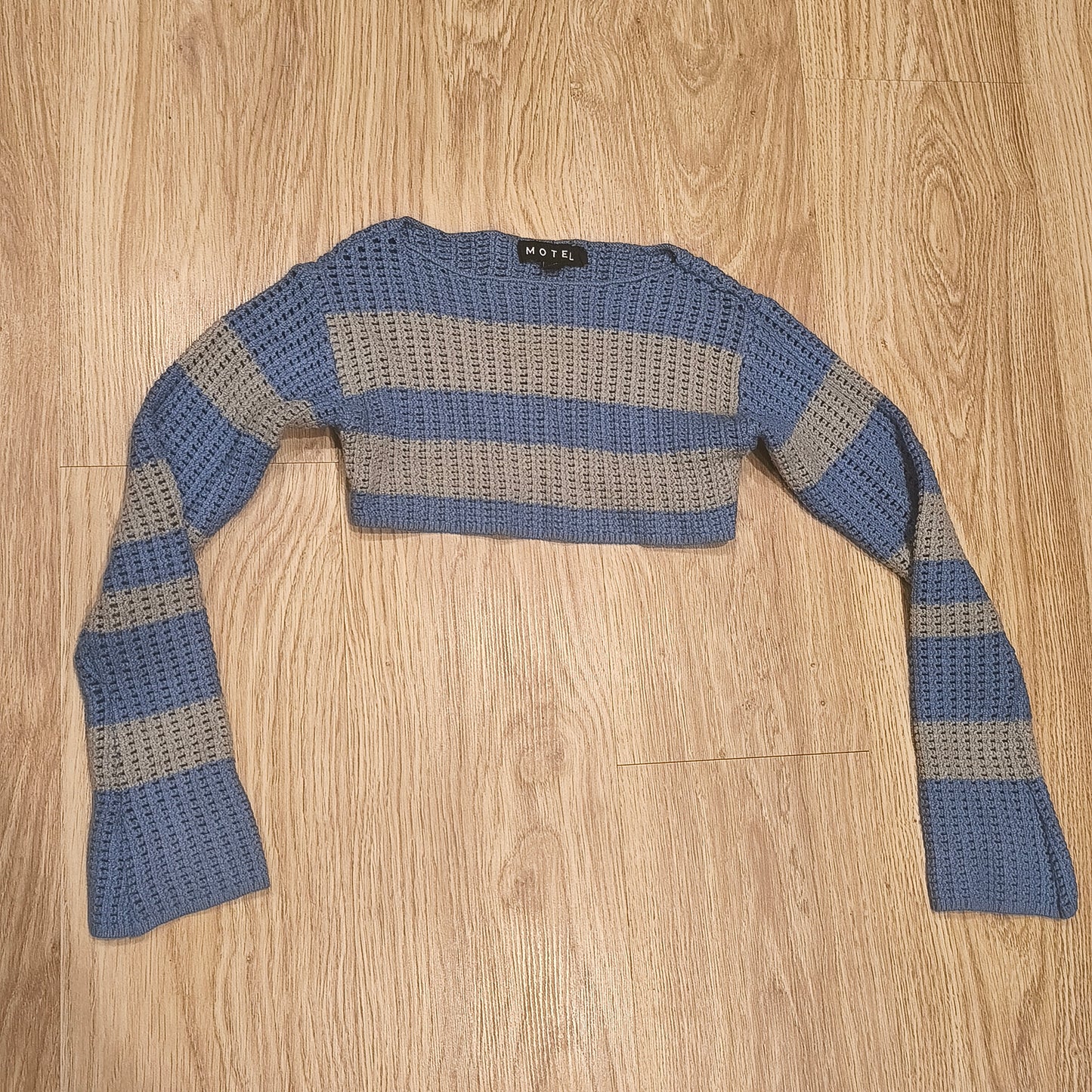 Motel Striped Knit Cropped Sweater Top Womens XS Blue Grey Long Sleeve