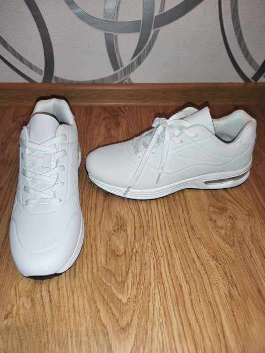 All-White Air Cushion Low-Top Sneakers / Athletic Shoes – Size EU 44