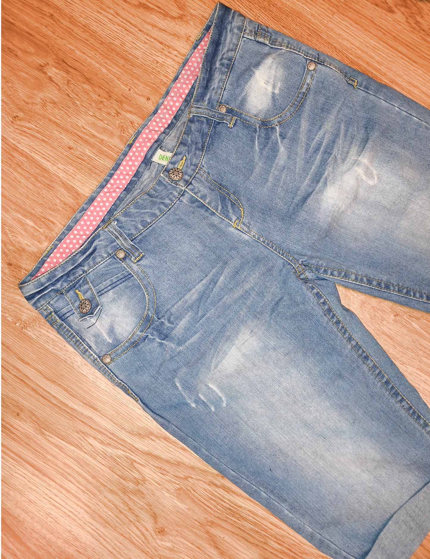 Vintage Denim Co. Light Wash Jean Shorts with Pink Polka Dot Trim – EUR 44 / UK 16