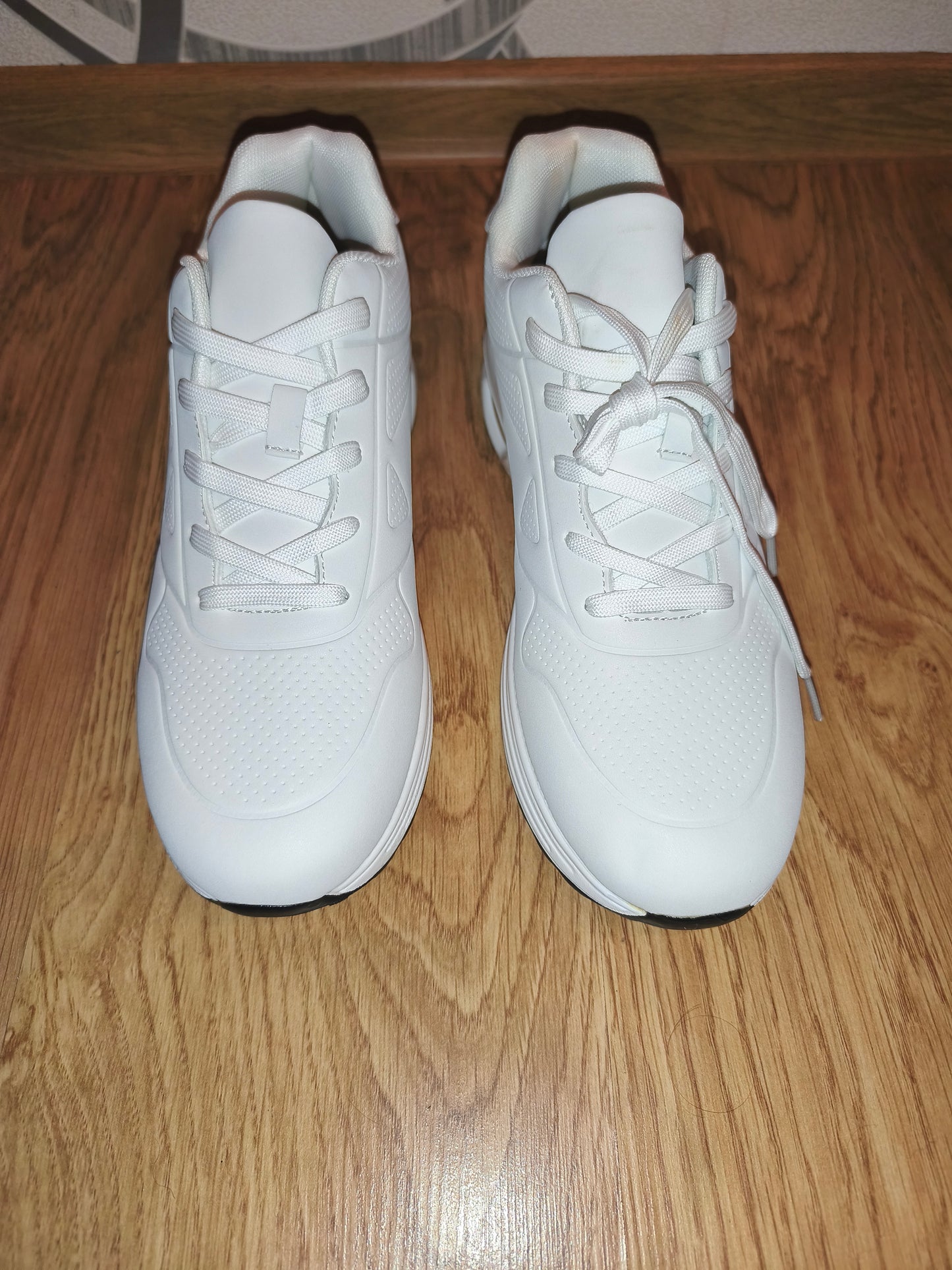All-White Air Cushion Low-Top Sneakers / Athletic Shoes – Size EU 44
