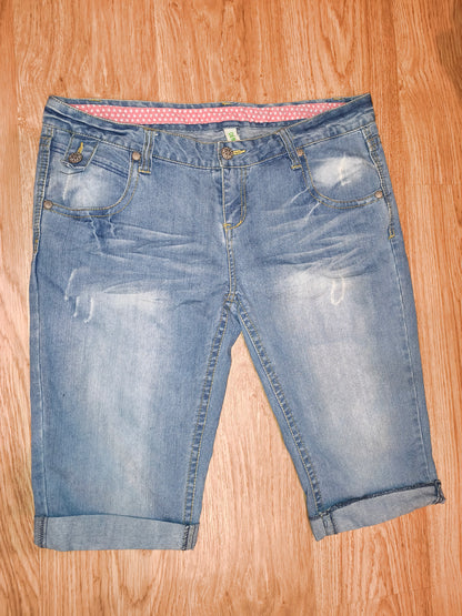 Vintage Denim Co. Light Wash Jean Shorts with Pink Polka Dot Trim – EUR 44 / UK 16