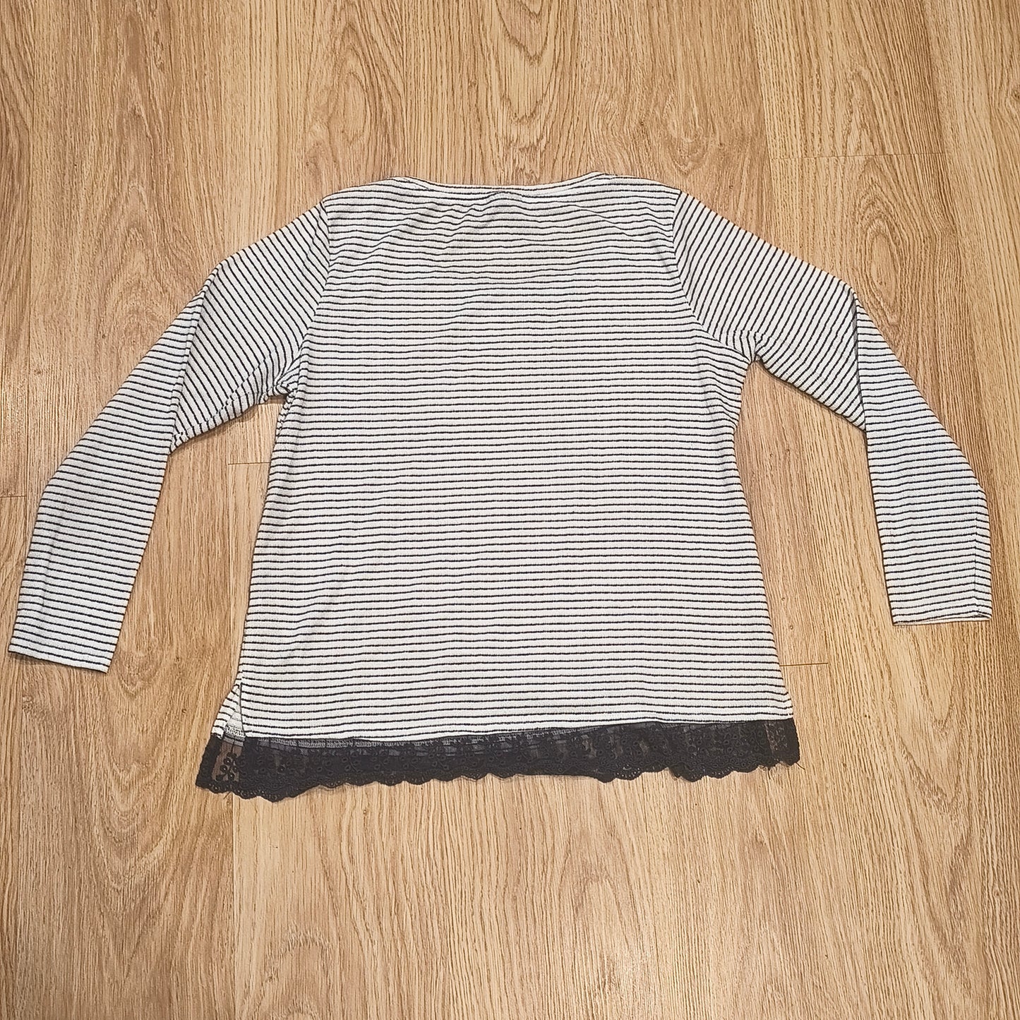Womens Striped Long Sleeve Knit Top Size M White Black Lace Trim Hem Shirt
