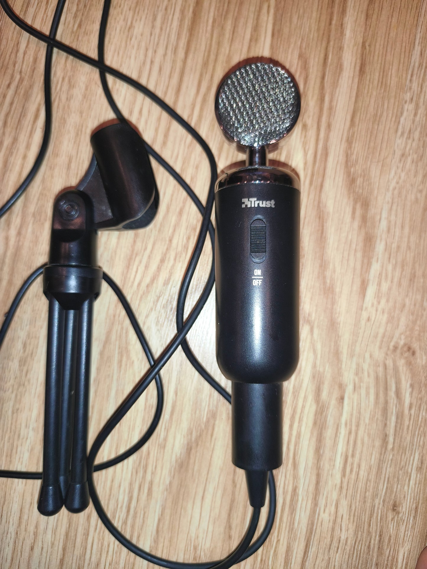 Trust Starzz PC Microphone 21672 with Desk Tripod – 3.5mm Vintage Style Gaming Mic