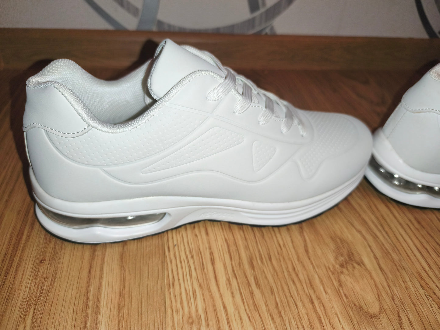 All-White Air Cushion Low-Top Sneakers / Athletic Shoes – Size EU 44