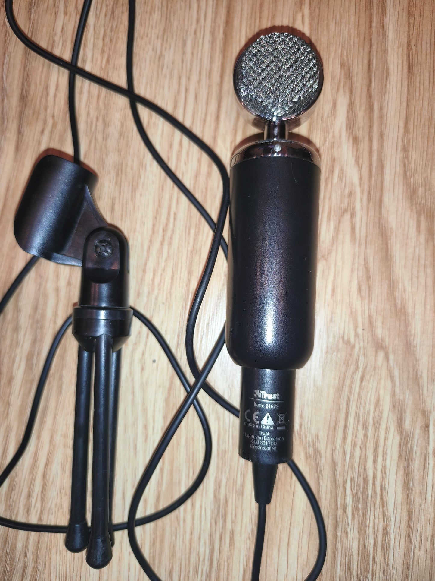 Trust Starzz PC Microphone 21672 with Desk Tripod – 3.5mm Vintage Style Gaming Mic