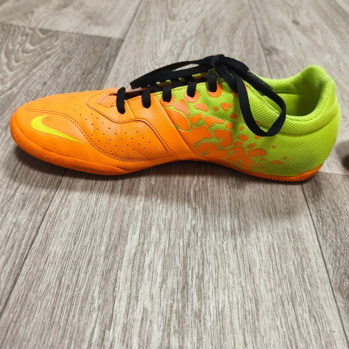 Nike 580454-807 Indoor Soccer Shoes Men Size US 8.5 EU 42 Orange Volt Black