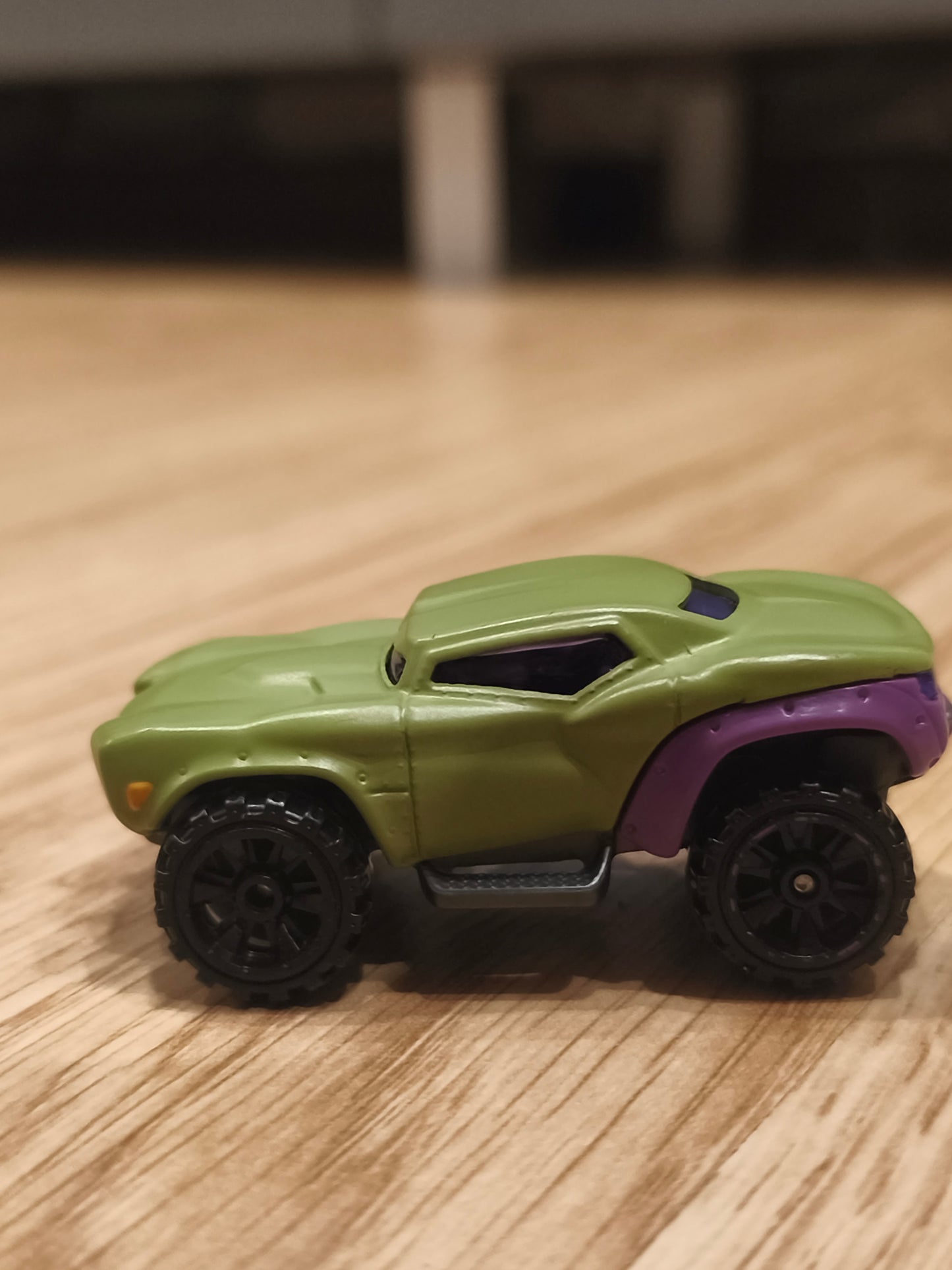 Hot Wheels Marvel Character Cars "The Hulk" Die-Cast Monster Truck (BDM76) – Loose