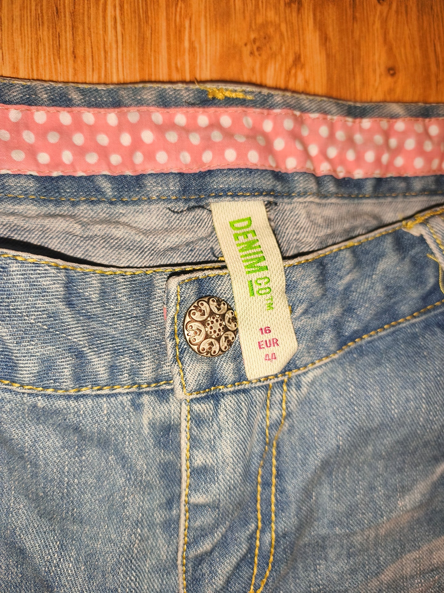 Vintage Denim Co. Light Wash Jean Shorts with Pink Polka Dot Trim – EUR 44 / UK 16