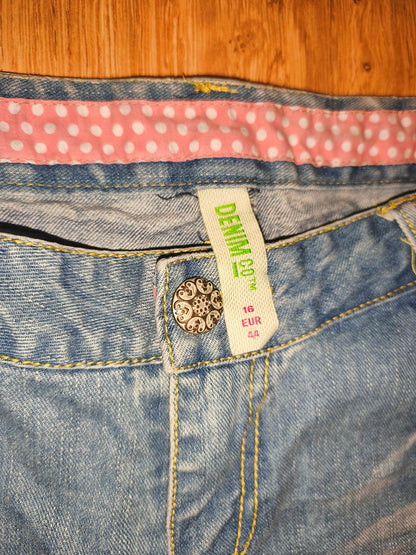 Vintage Denim Co. Light Wash Jean Shorts with Pink Polka Dot Trim – EUR 44 / UK 16