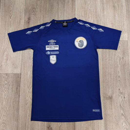 UMBRO IL Kvernbit Arrangør Mens T-Shirt Blue Size L NFF Football Soccer Jersey