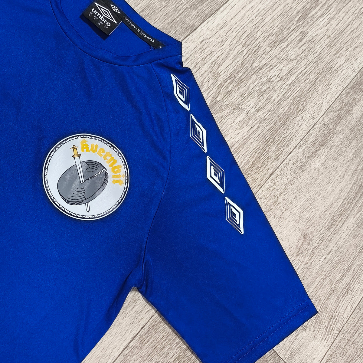 UMBRO IL Kvernbit Arrangør Mens T-Shirt Blue Size L NFF Football Soccer Jersey