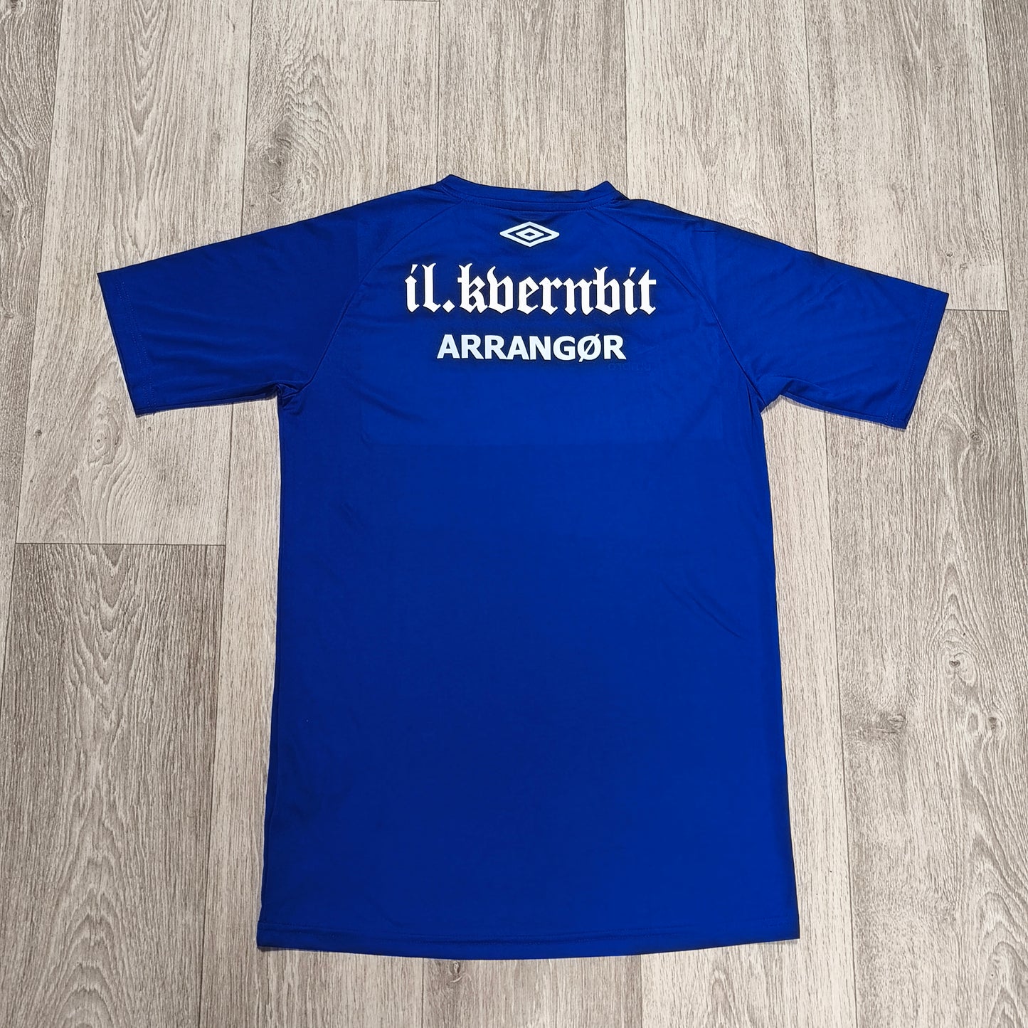 UMBRO IL Kvernbit Arrangør Mens T-Shirt Blue Size L NFF Football Soccer Jersey