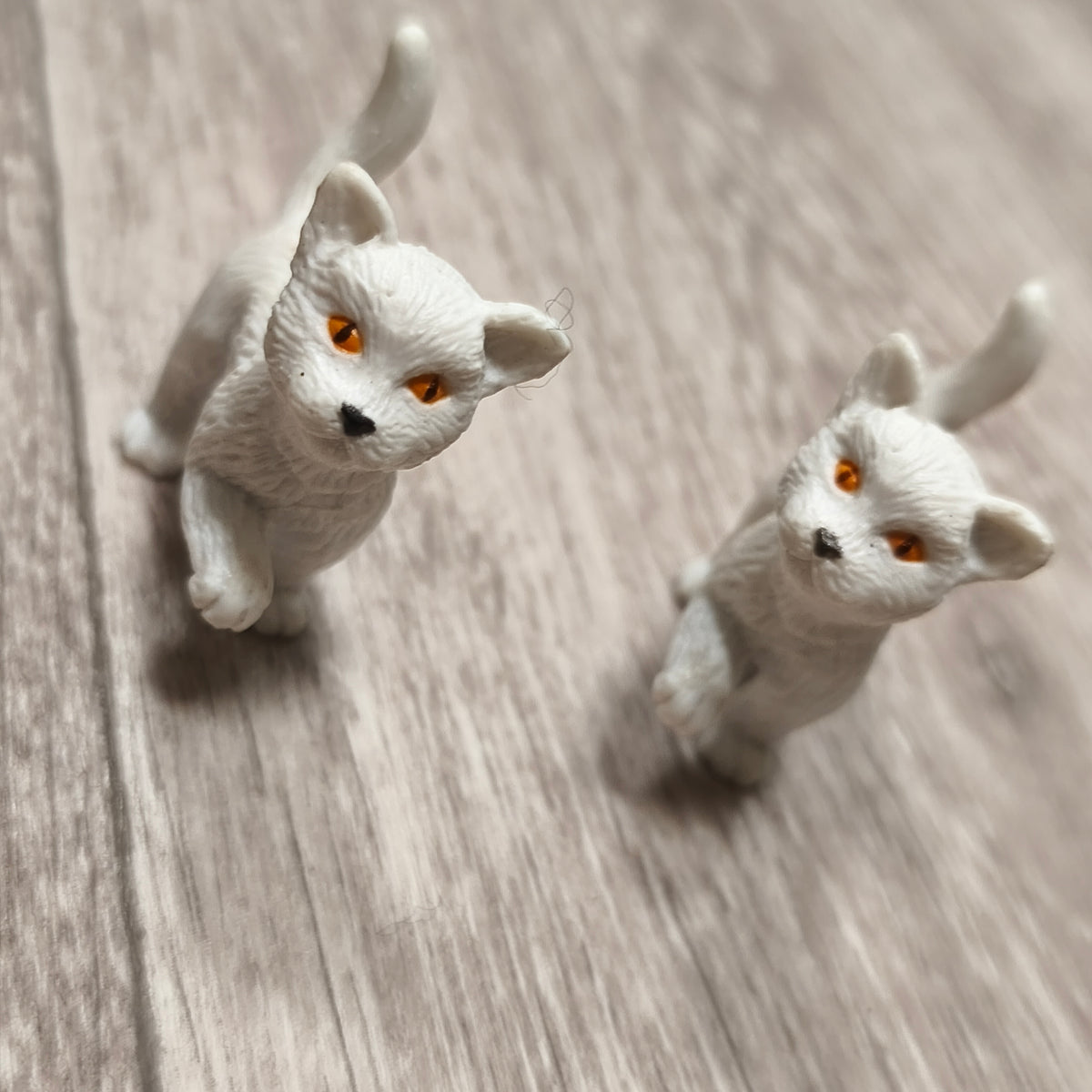Vintage 1996 MEG Kitty In My Pocket White Cat Kitten Figures Pair Set of 2
