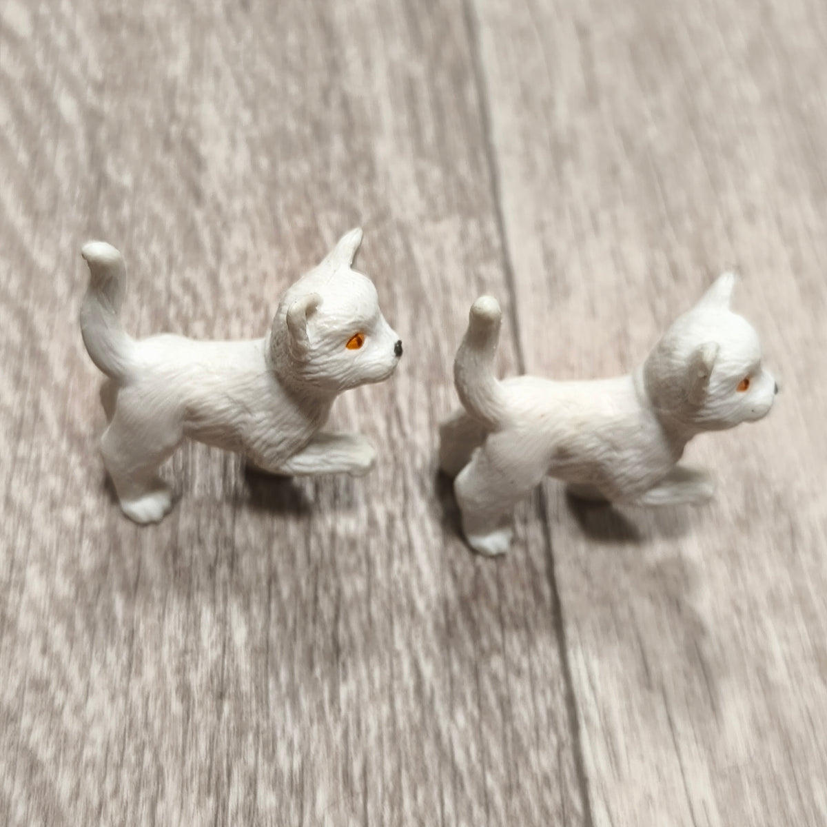 Vintage 1996 MEG Kitty In My Pocket White Cat Kitten Figures Pair Set of 2