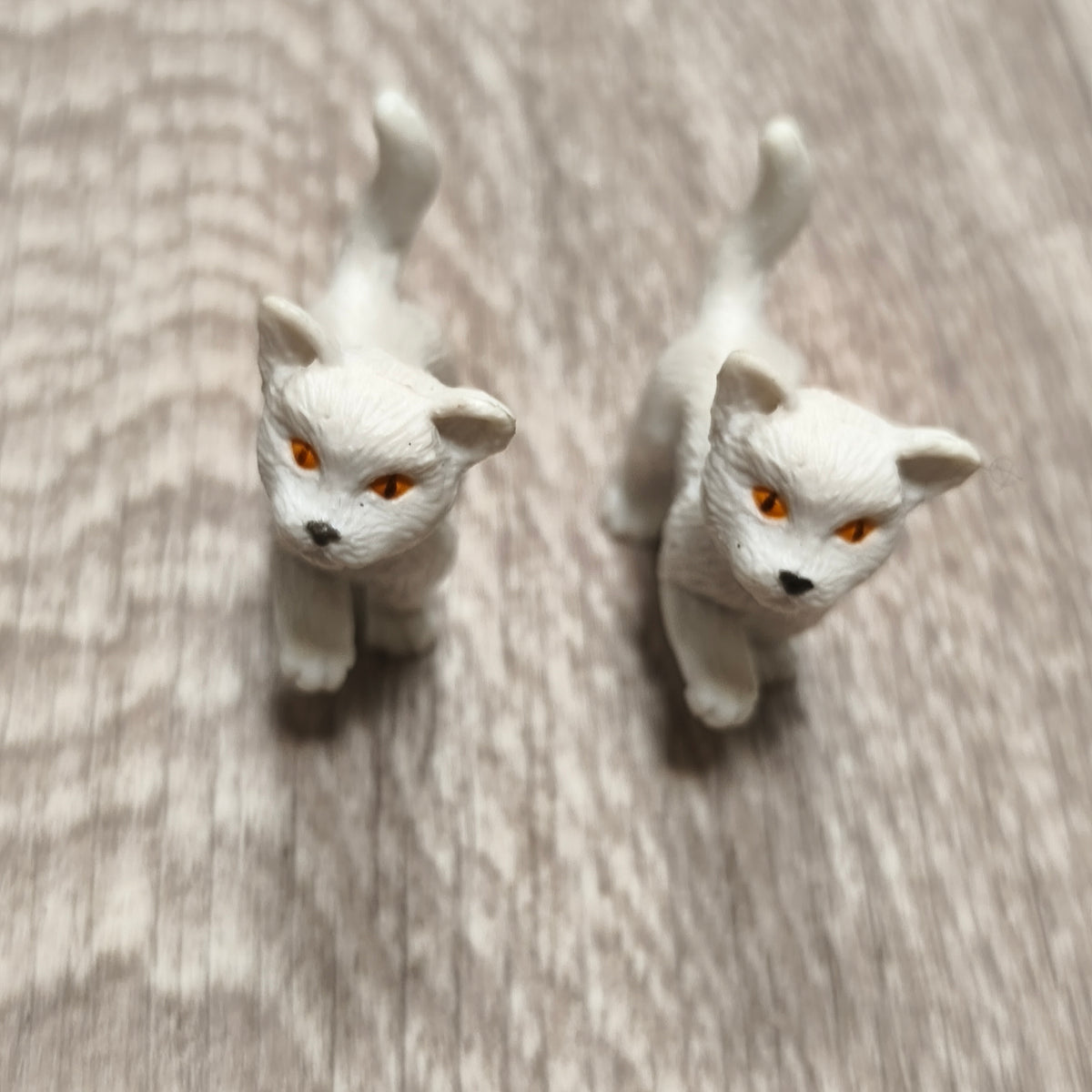 Vintage 1996 MEG Kitty In My Pocket White Cat Kitten Figures Pair Set of 2